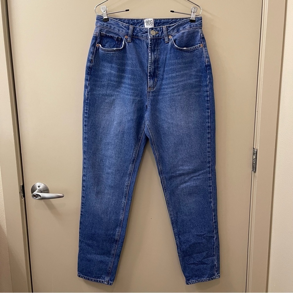 BDG Urban Outfitters high rise Mom Jeans size 28 medium wash